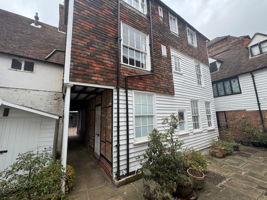 Lot: 98 - PERIOD TOWN CENTRE COMMERCIAL PREMISES - Rear of property